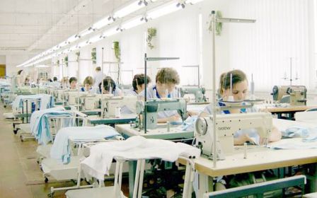 Производство одежды - труд многих женщин.